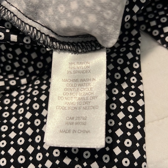 Stretch waistband black and white capris. Measure 17 across and 31 inch length - Picture 4 of 6